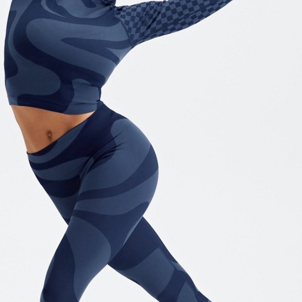 Never Worn Women's Fabletics Outfit! Matching top and leggings.